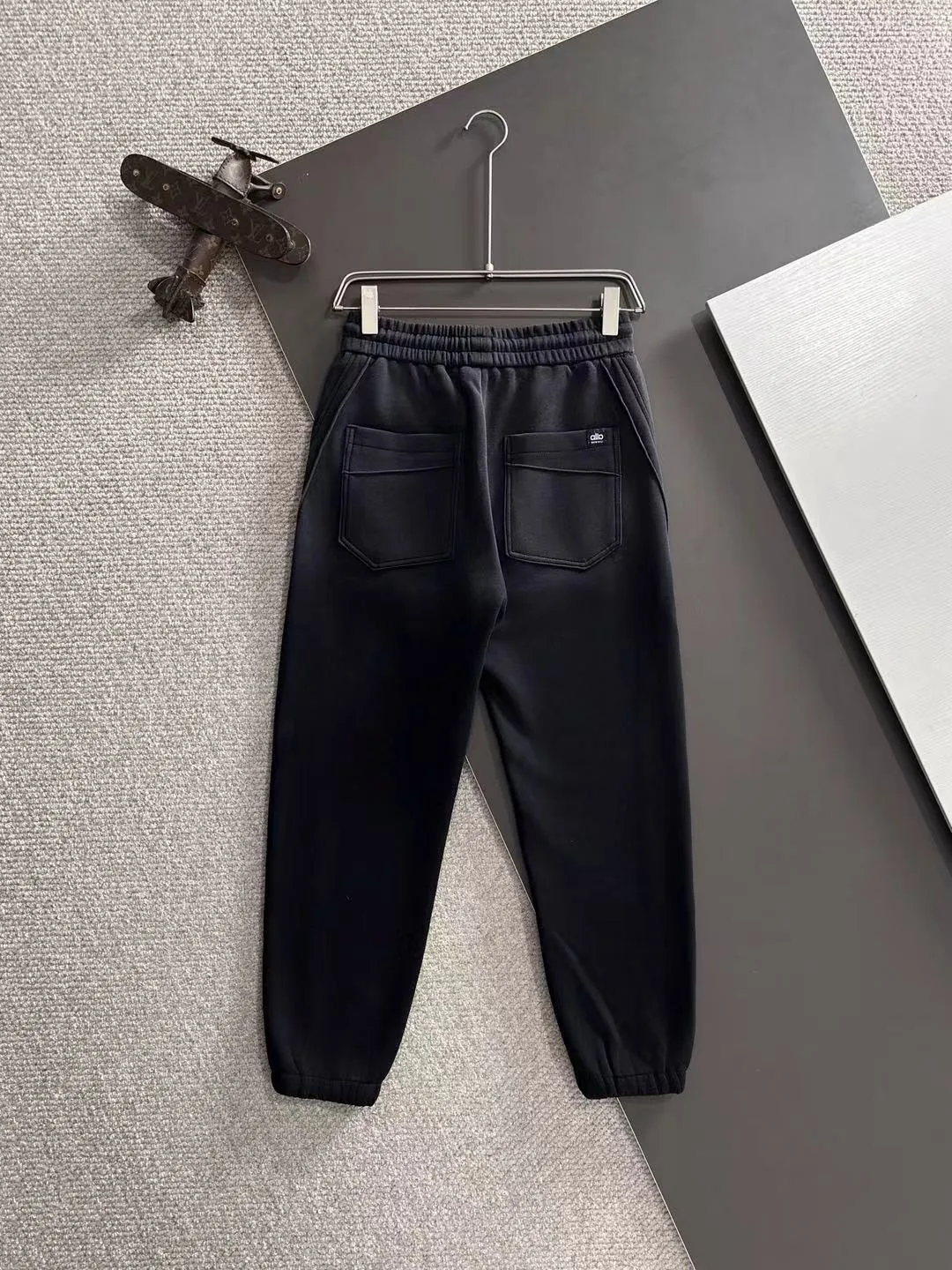 Next day shipment P360 Big Goose 2025 new winter elastic band casual pants, thick velvet counter-customized fabric, high breathability and comfort, impeccable details, brand element design concept, reflecting high quality. It feels delicate and soft! It presents a casual cut and the upper body shape is great! Size: M-3XL